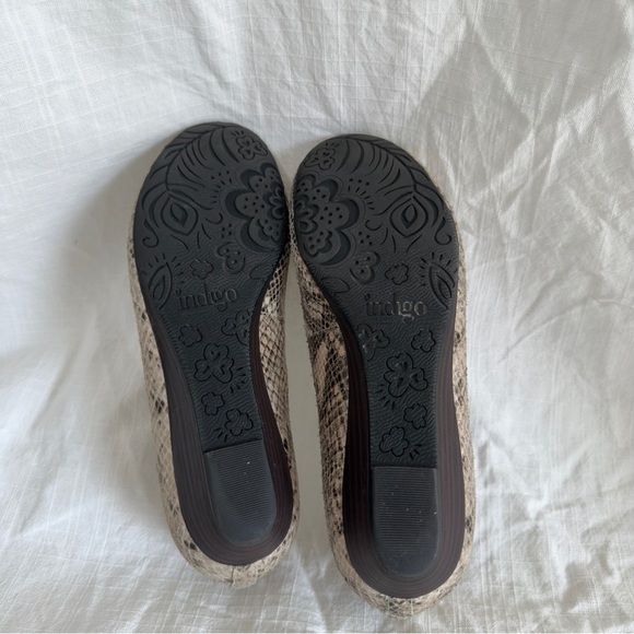 Indigo by Clarks Leather Snakeskin Peep Toe Flats | 8M | Scalloped Edge Slip-On - Picture 4 of 6